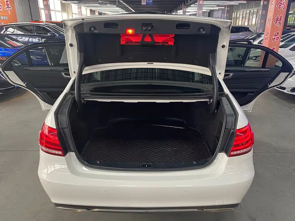 Mercedes-Benz E-Class — миниатюра 13