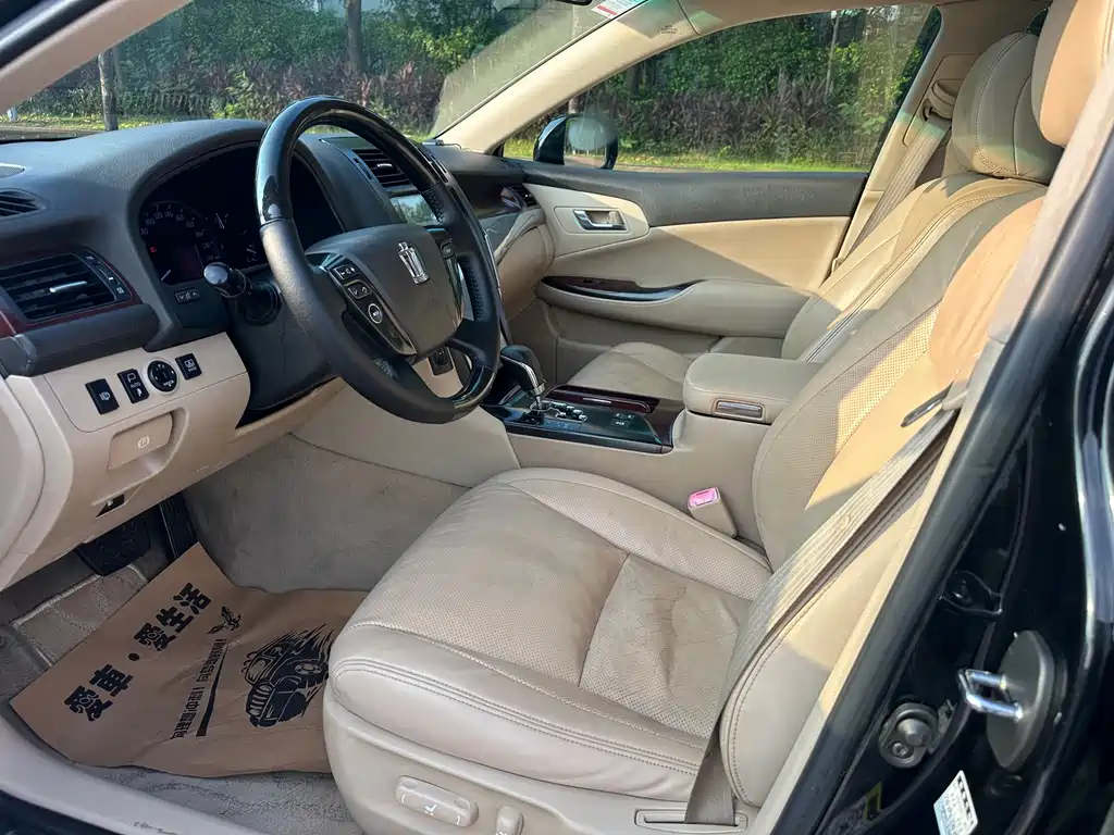 Toyota Crown — миниатюра 7