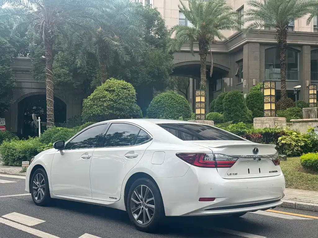 Lexus ES 2015 300h Comfort