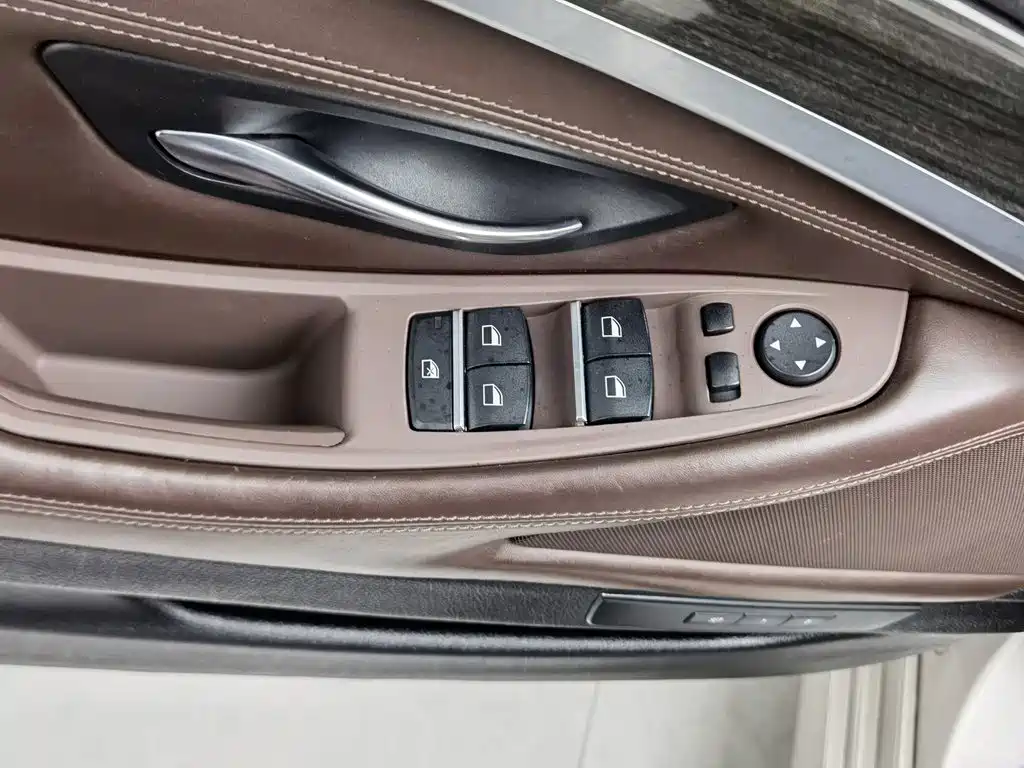 BMW 5 Series — миниатюра 9