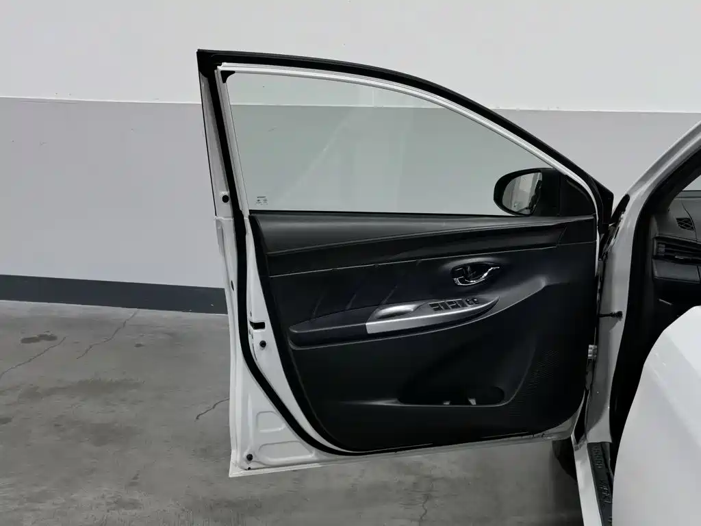 Toyota Yaris L — миниатюра 8