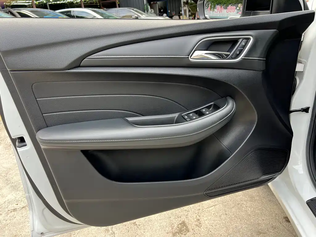 Roewe i5 2020 1.5L MT 4G Flagship