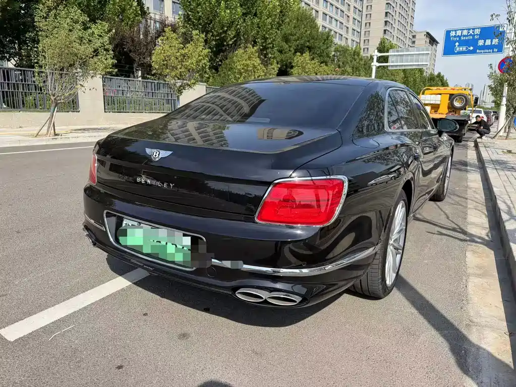 Bentley Flying Spur PHEV — миниатюра 6