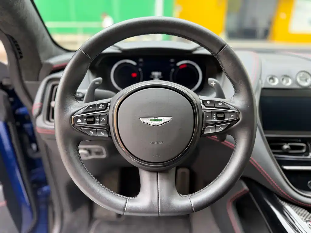 Aston Martin DBX 2023 4.0T V8 707