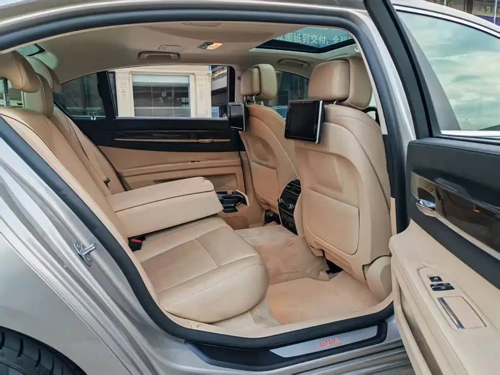 BMW 7 Series — миниатюра 14