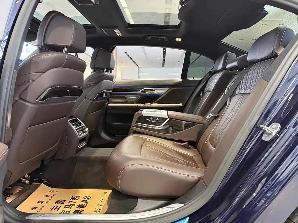 BMW 7 Series — миниатюра 12