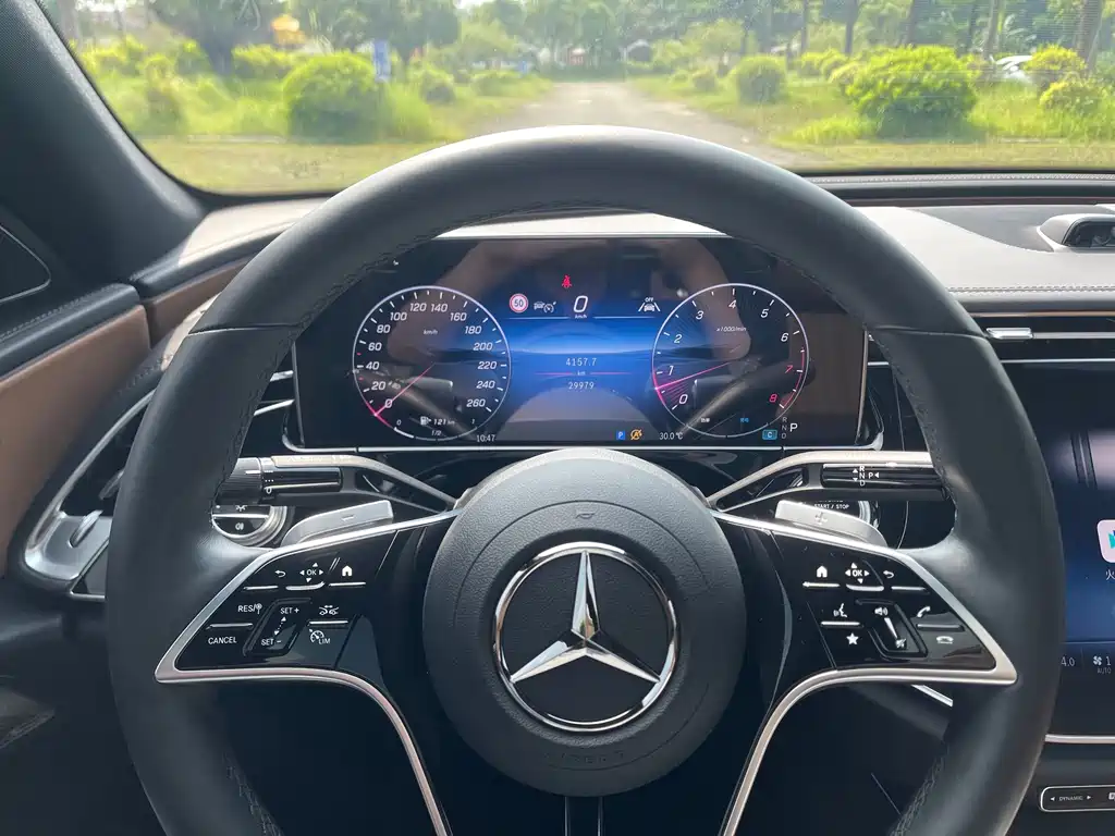 Mercedes-Benz E-Class — миниатюра 9