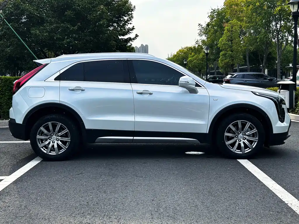 CADILLAC  XT4