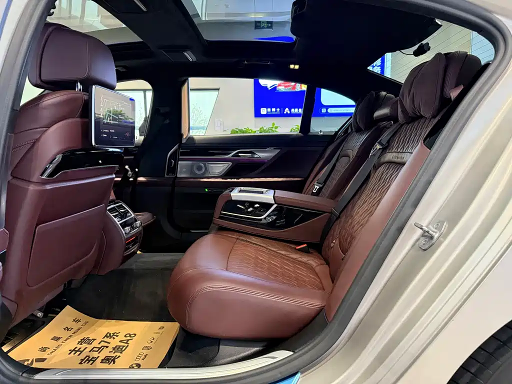 BMW 7 Series — миниатюра 12