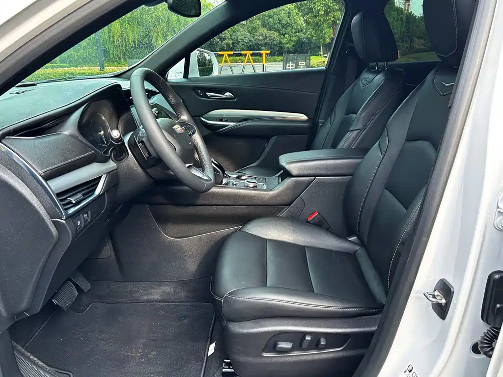 CADILLAC  XT4