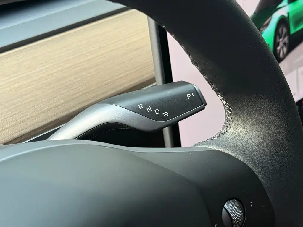 Tesla Model Y — миниатюра 7