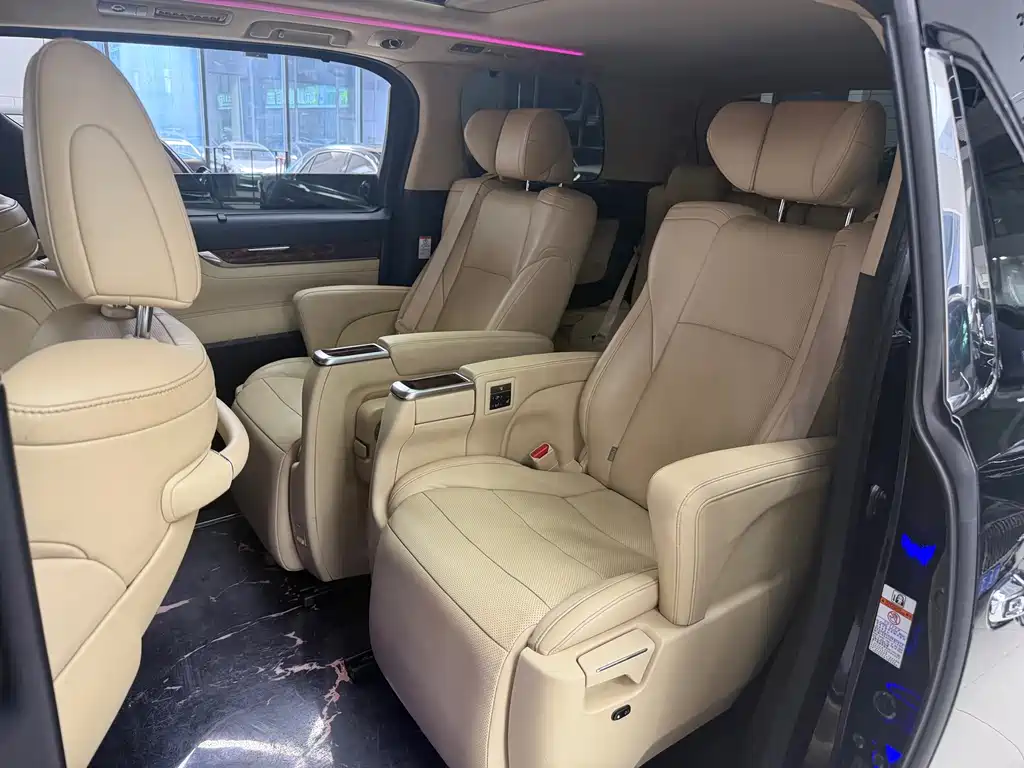 Toyota Alphard — миниатюра 8