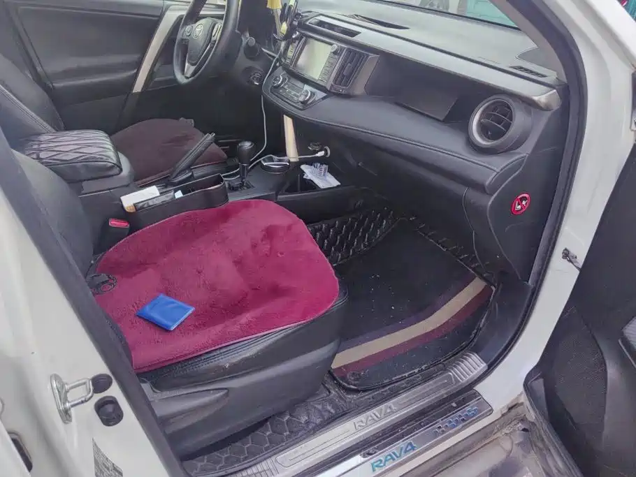 Toyota RAV4 — миниатюра 8