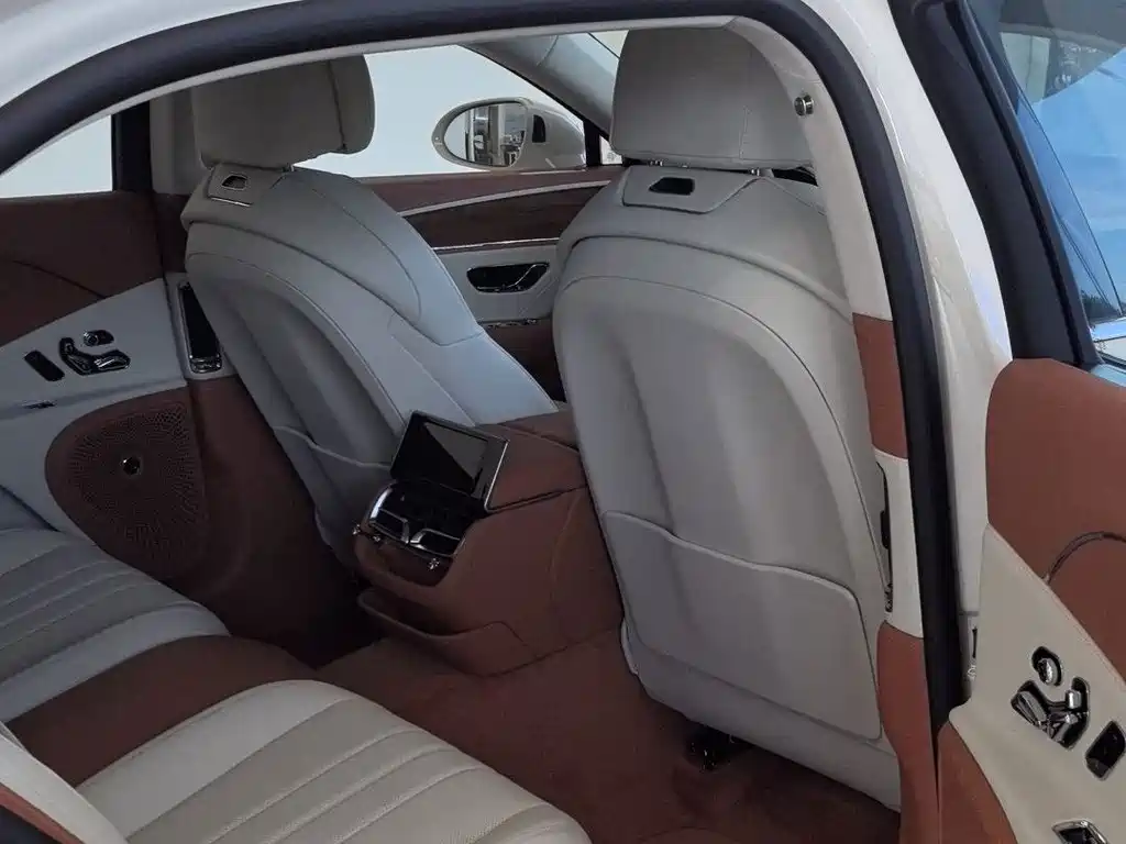 Bentley Flying Spur PHEV — миниатюра 9