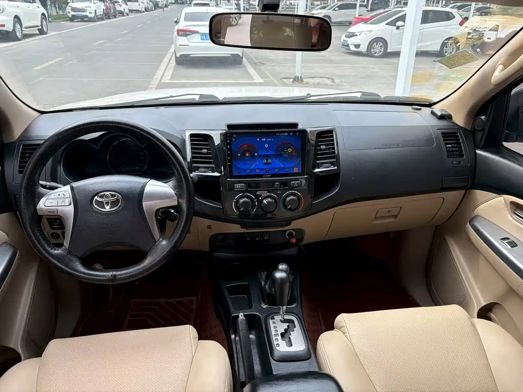 Toyota Fortuner — миниатюра 5
