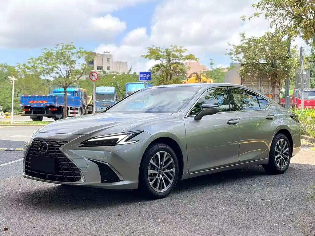 Lexus ES 2025