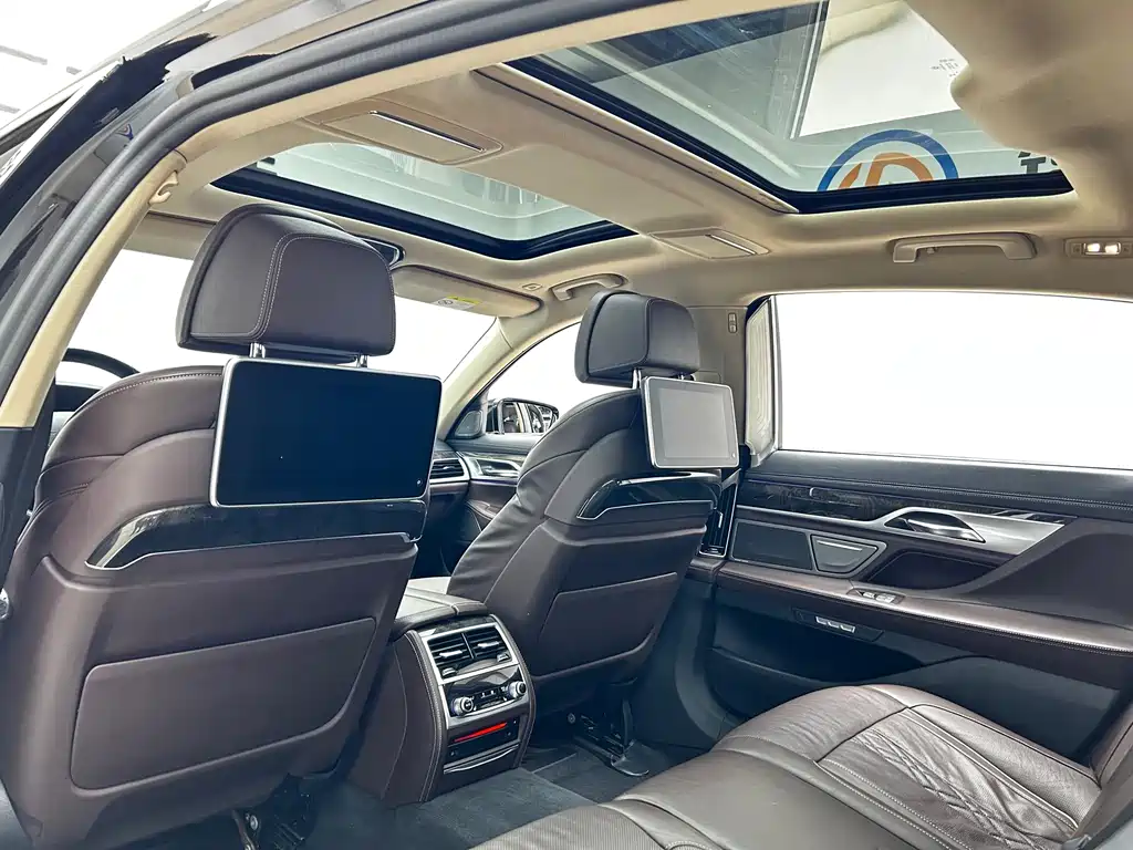 BMW 7 Series — миниатюра 14