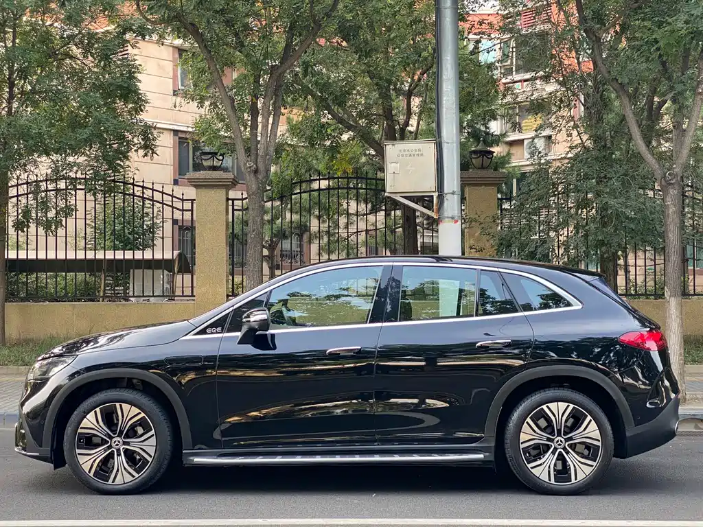 Mercedes-Benz EQE SUV — миниатюра 10