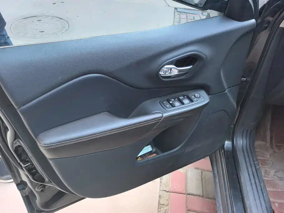 Jeep Cherokee — миниатюра 7