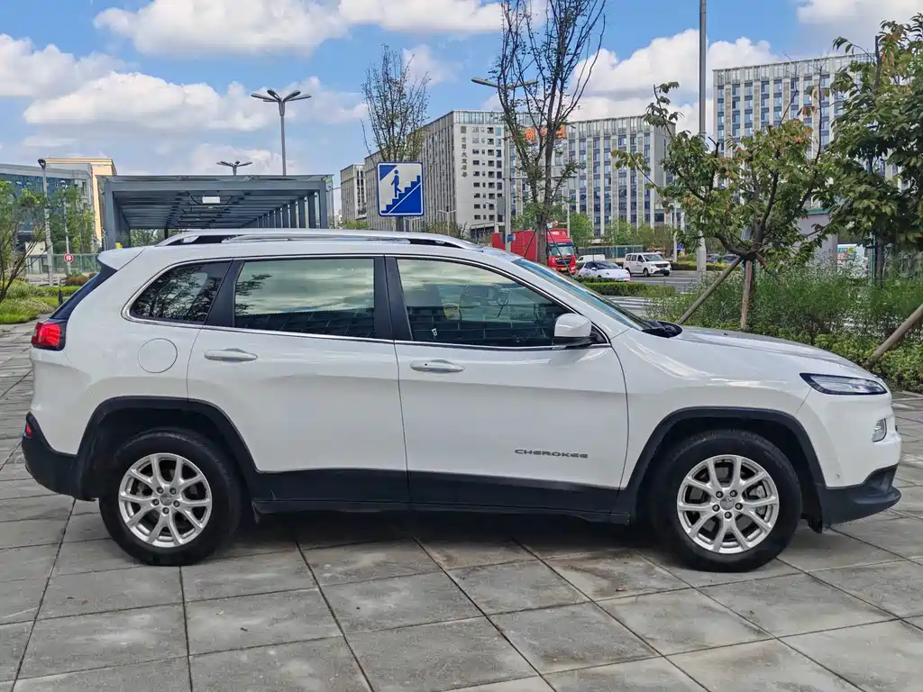 Jeep Cherokee — миниатюра 7