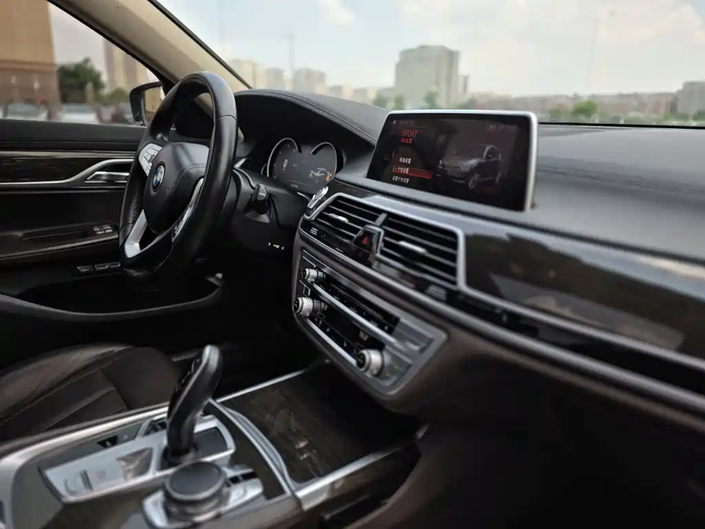 BMW 7 Series — миниатюра 9