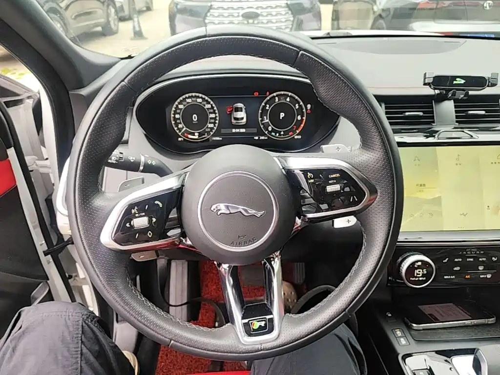 Jaguar E-PACE — миниатюра 11