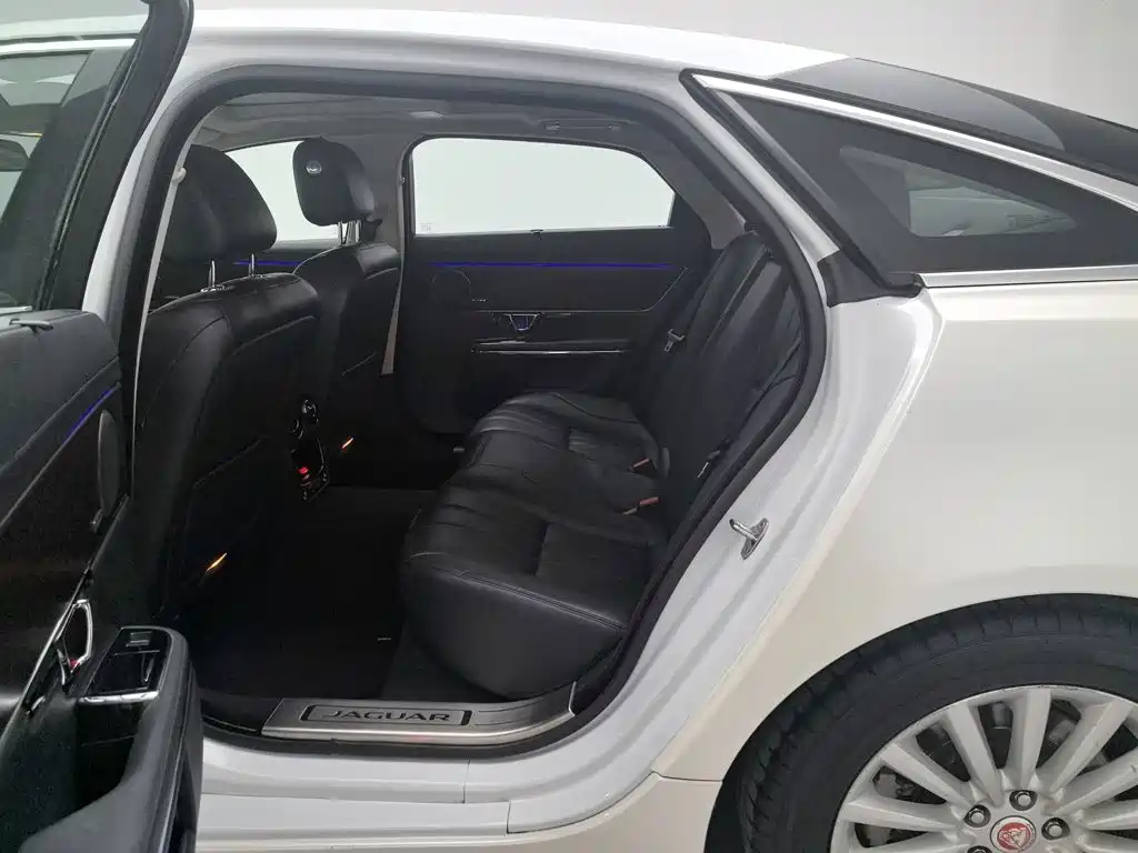 Jaguar XJ — миниатюра 15
