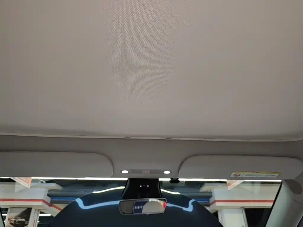 Tesla Model Y — миниатюра 18