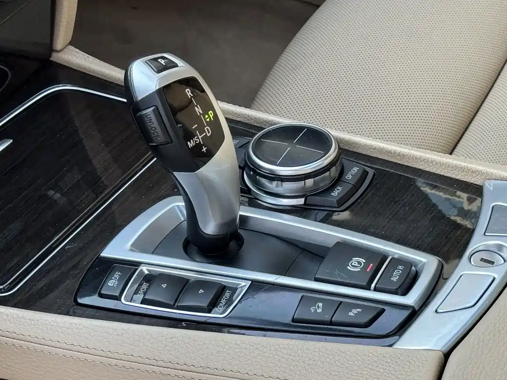 BMW 7 Series — миниатюра 14