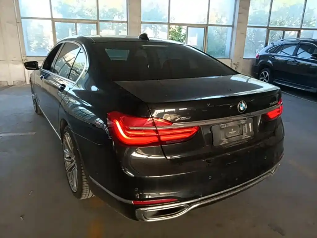 BMW 7 Series — миниатюра 5