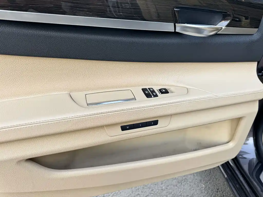 BMW 7 Series — миниатюра 24