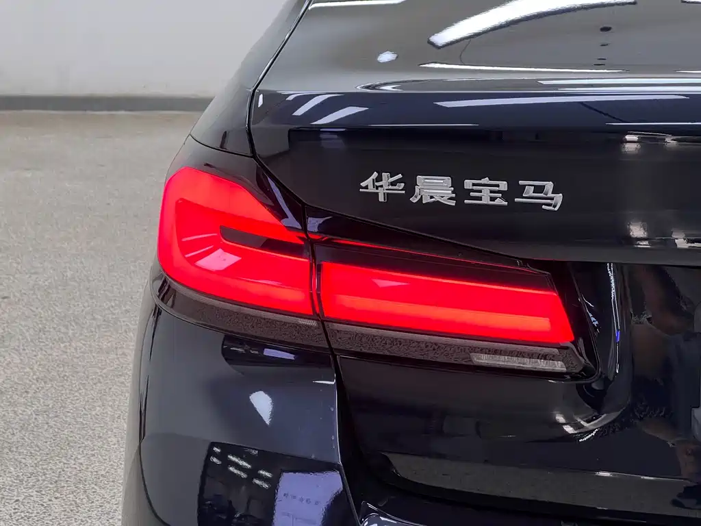 BMW 5 Series — миниатюра 7