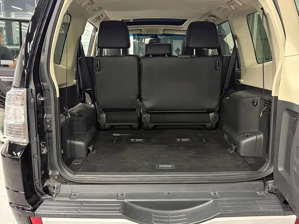 Mitsubishi Pajero (Import) — миниатюра 14