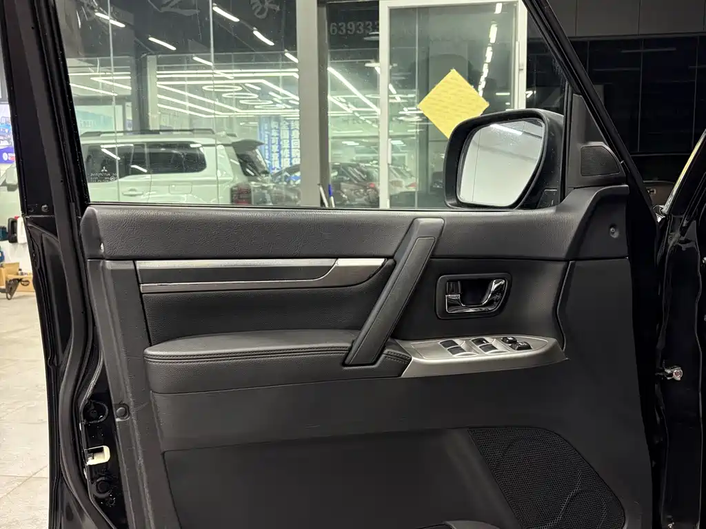 Mitsubishi Pajero (Import) — миниатюра 11
