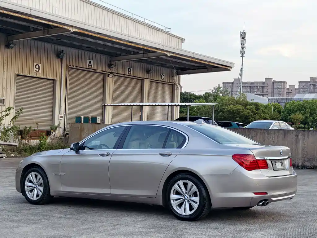 BMW 7 Series — миниатюра 6