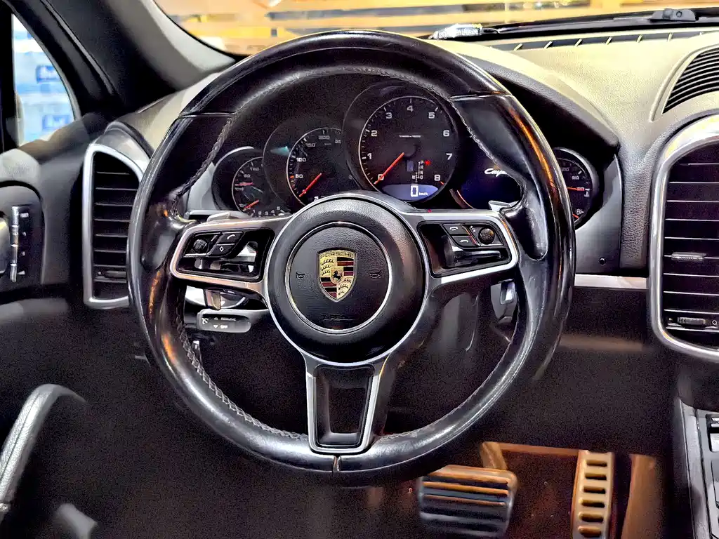 Porsche Cayenne — миниатюра 9