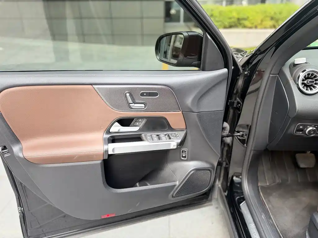 Mercedes-Benz GLB — миниатюра 13