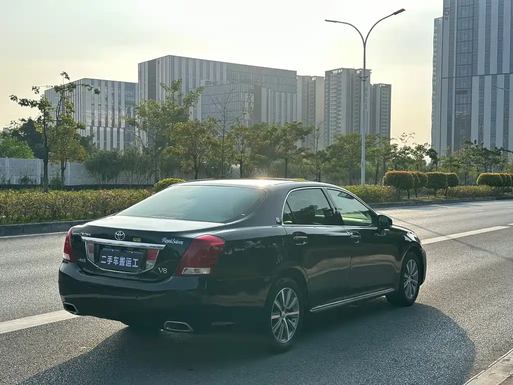 Toyota Crown — миниатюра 4