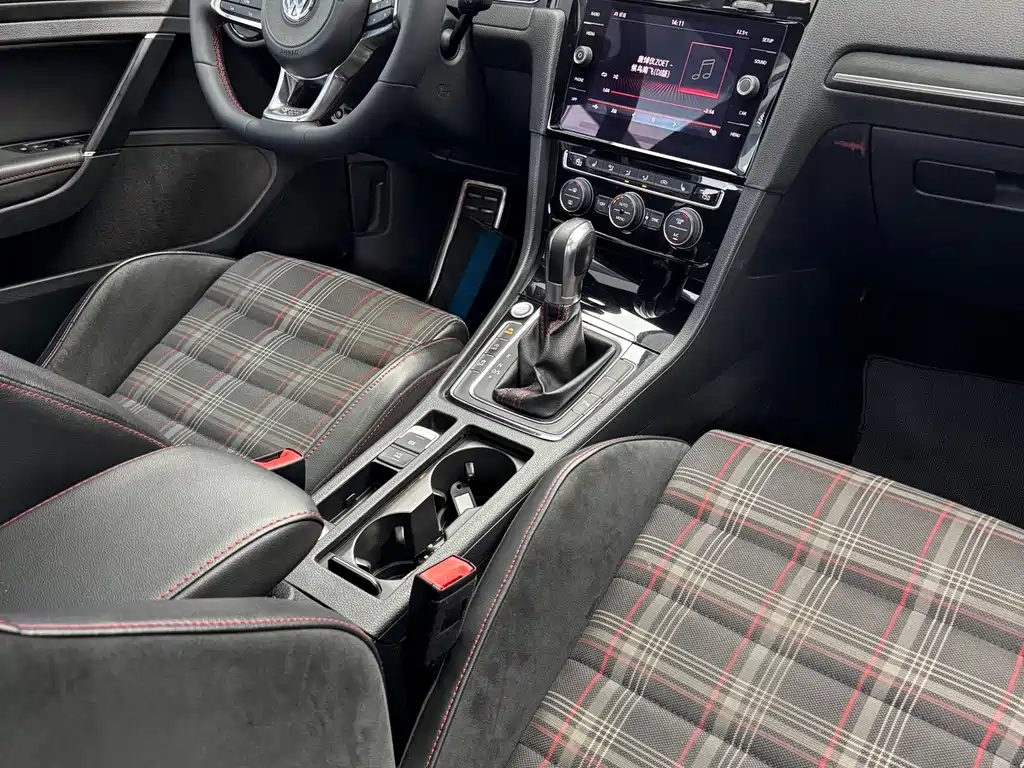 Volkswagen Golf GTI — миниатюра 12