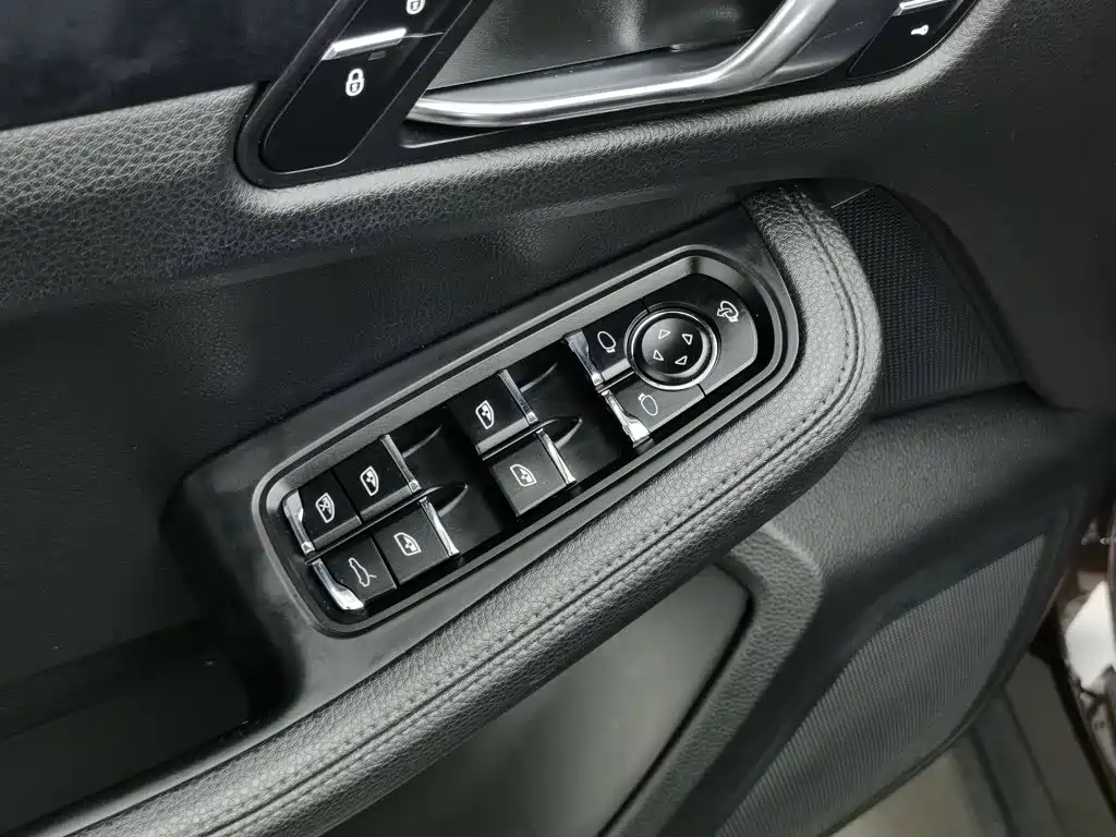 Porsche Macan — миниатюра 9