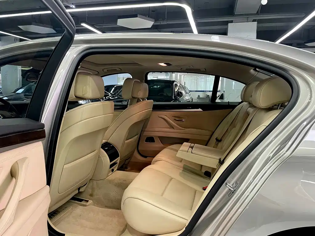 BMW 5 Series — миниатюра 6
