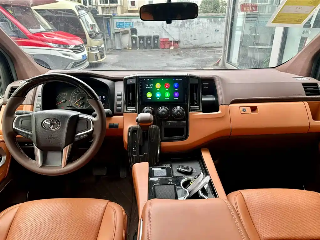 Toyota HiAce 2025 3.5L AT
