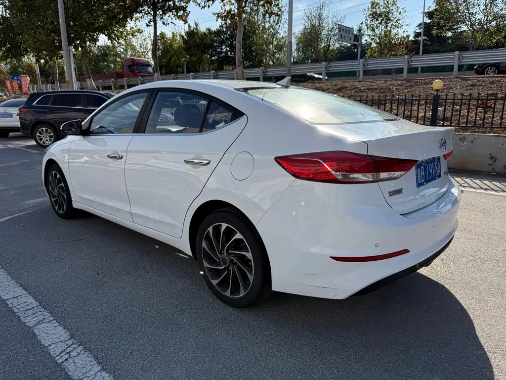 Hyundai Elantra — миниатюра 6