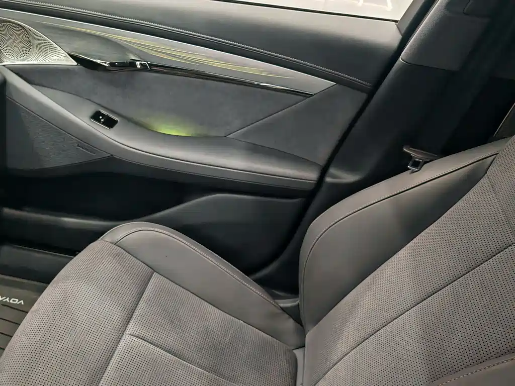 VOYAH LANTU CHASING LIGHT