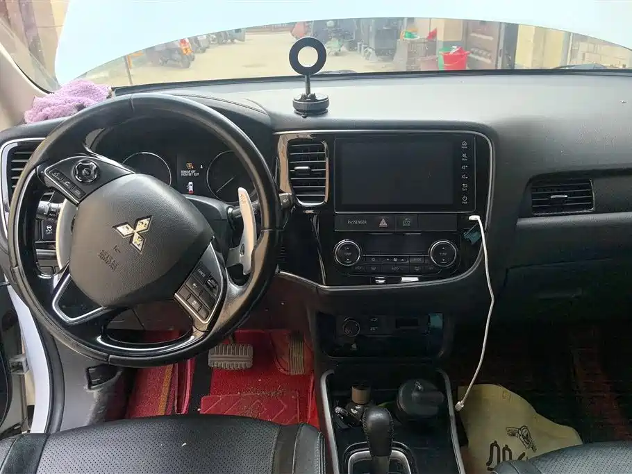 MITSUBISHI OUTLANDER