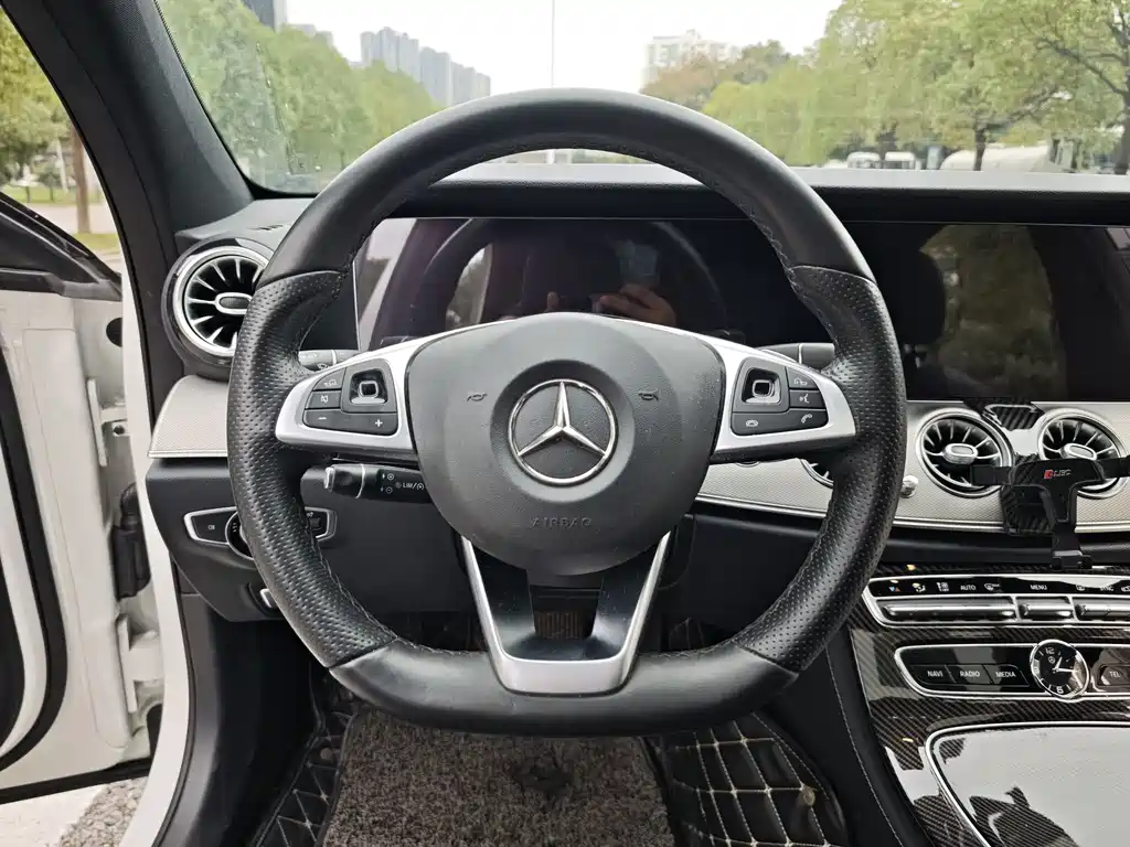 Mercedes-Benz E-Class — миниатюра 18