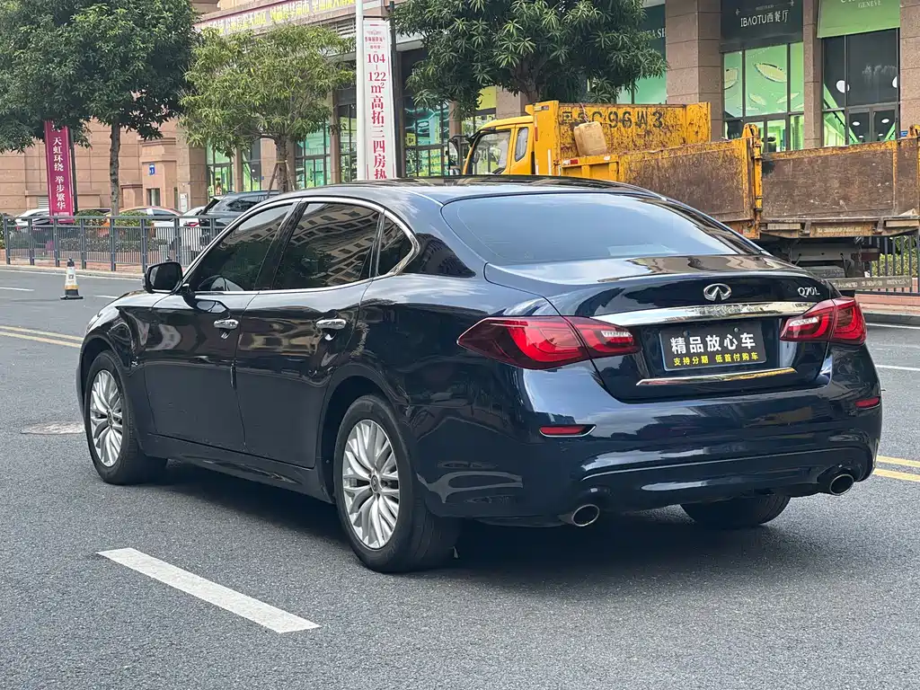 INFINITI Q70