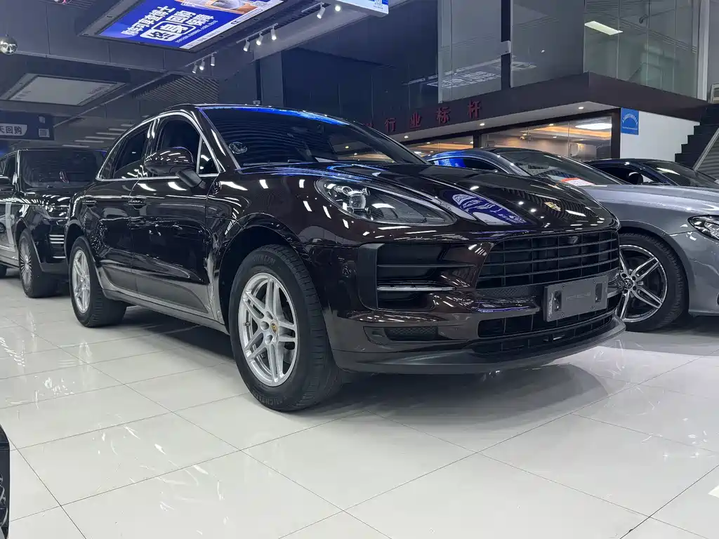 PORSCHE MACAN