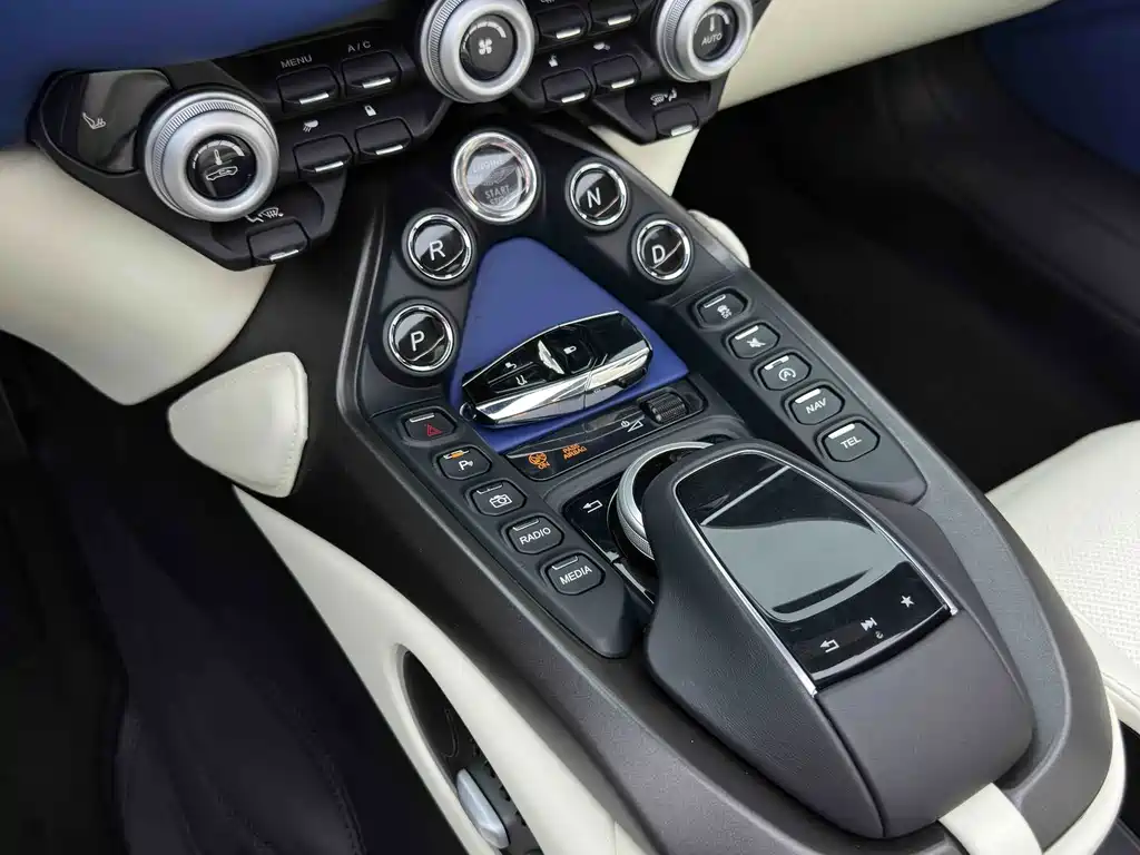 Aston Martin V8 Vantage — миниатюра 24