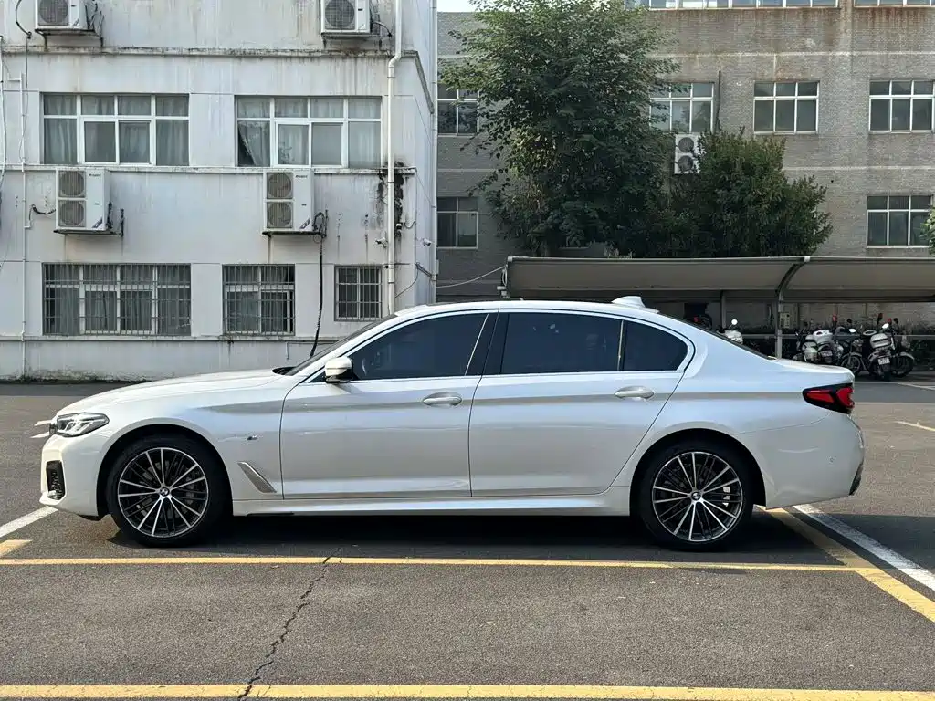 BMW 5 Series — миниатюра 4
